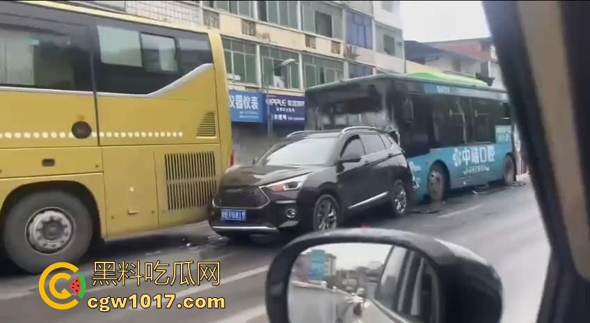 广西柳州市红光大桥发生一起公交车失控事故,多辆车被撞后车体受损,两轮电车驾驶员轻微受伤。-6