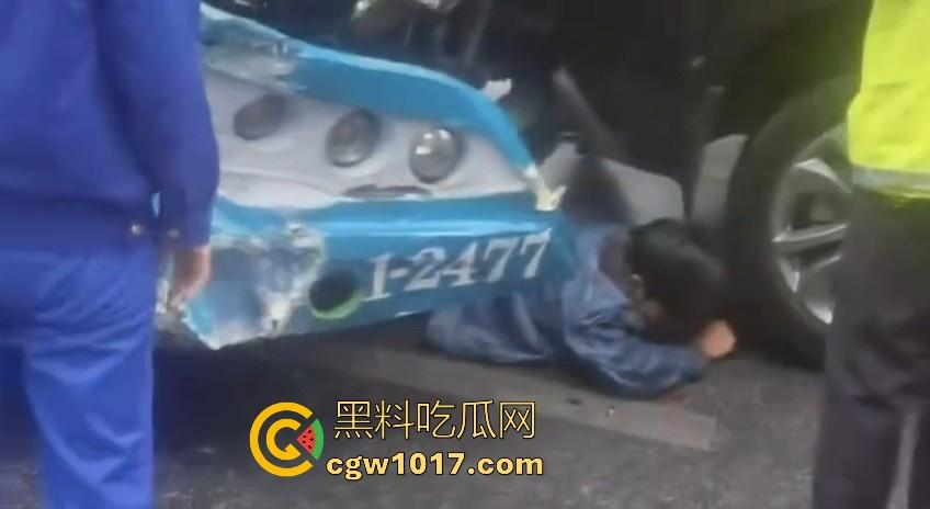 广西柳州市红光大桥发生一起公交车失控事故,多辆车被撞后车体受损,两轮电车驾驶员轻微受伤。-7