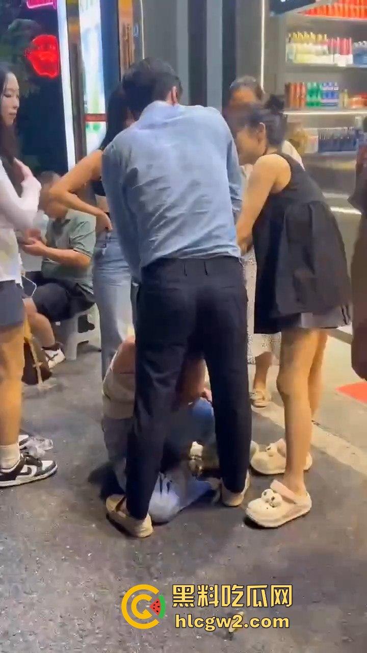杭州街头正妻当众暴揍小三!揪住头发狂甩耳光 这场面真叫一个解气!-2