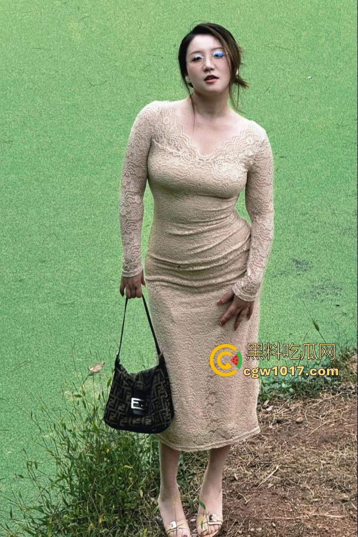 国产重口扩张熟女【依然】，普通假屌满足不了骚B，摸湿润后可口可乐猛塞子宫，小瓶可乐轻松拿下！