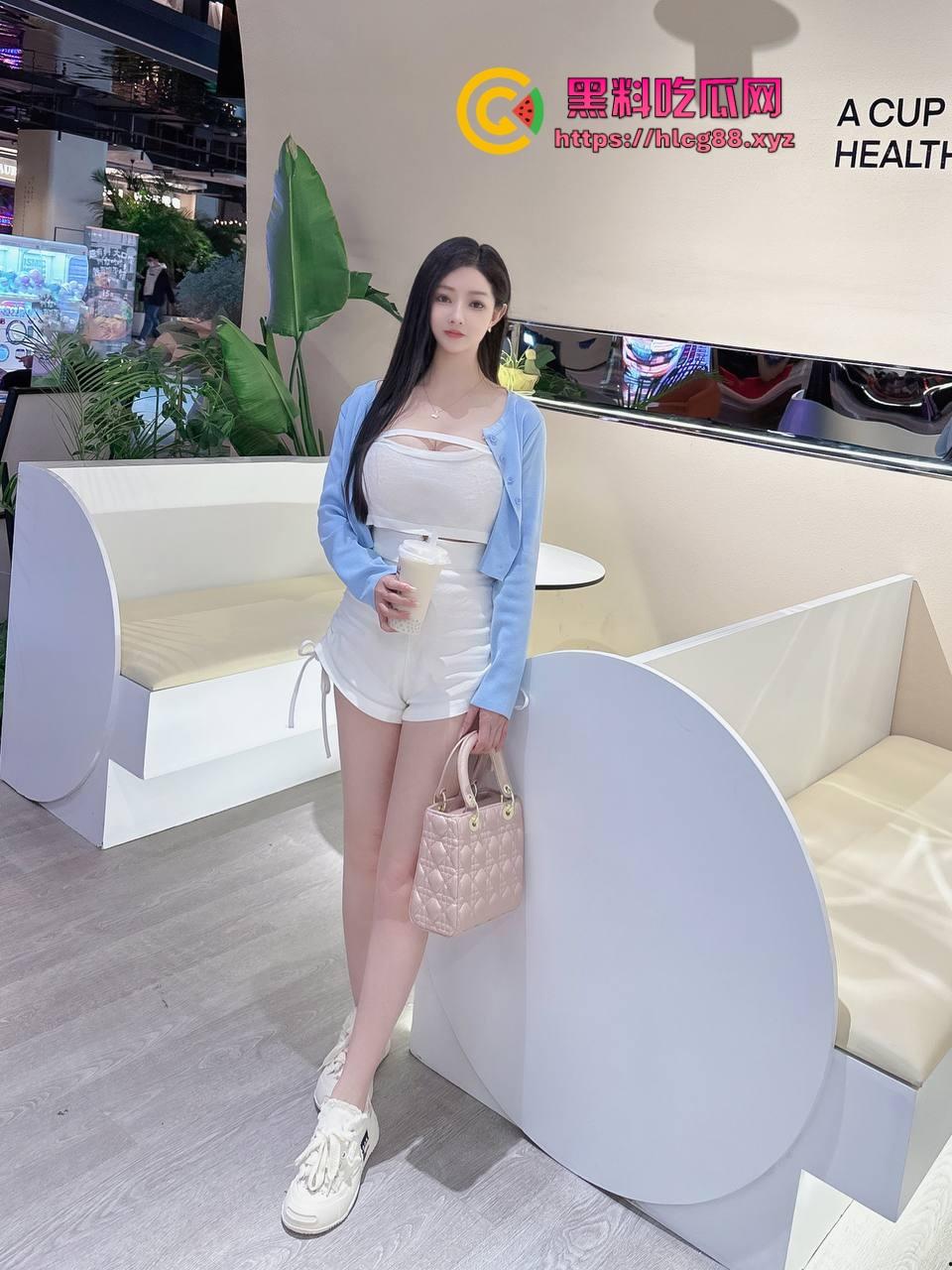 福建厦门御姐『王兜兜』浪肉天赐蕾丝婊，黑丝足交捣骚窝，脚丫戳逼汁满溢，撑烂骚穴不怕脚气臭！-3