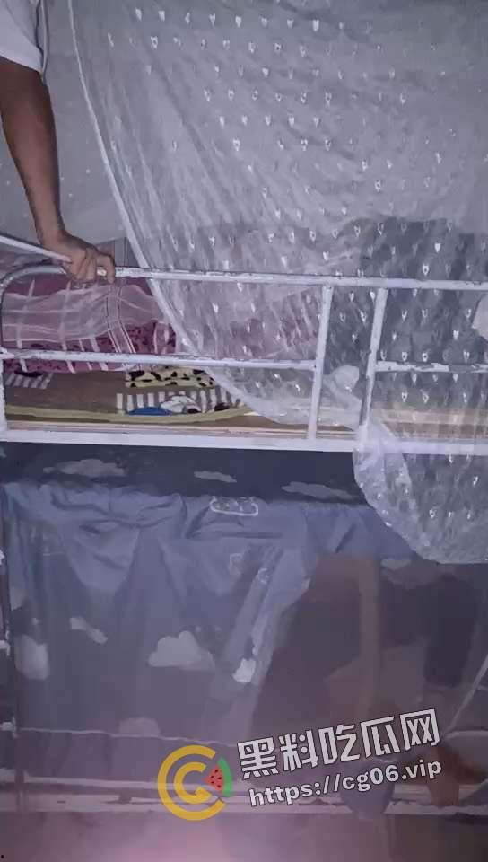 揭阳华美实验中学校园暴力事件！晚上叫醒智力有问题的同学暴打 越起哄打的越厉害 天生小贱种-3