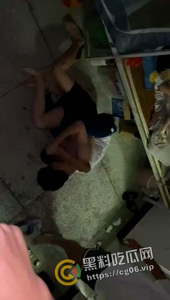揭阳华美实验中学校园暴力事件！晚上叫醒智力有问题的同学暴打 越起哄打的越厉害 天生小贱种-6