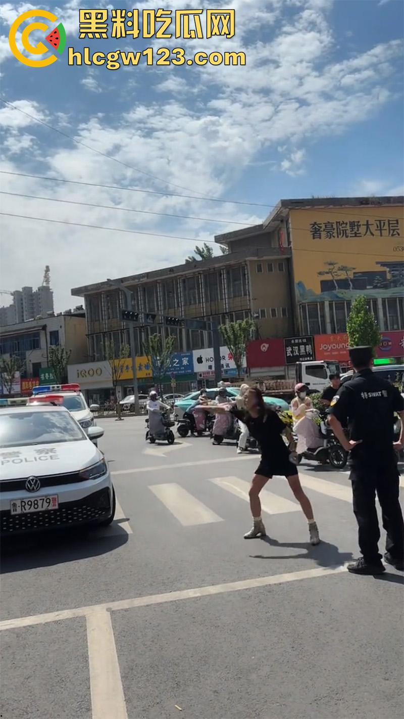 山东菏泽网红【玲玲宝贝】，因违停被贴罚单，爬上警车高声吼叫，拒不配合最终被强制带离现场！-4