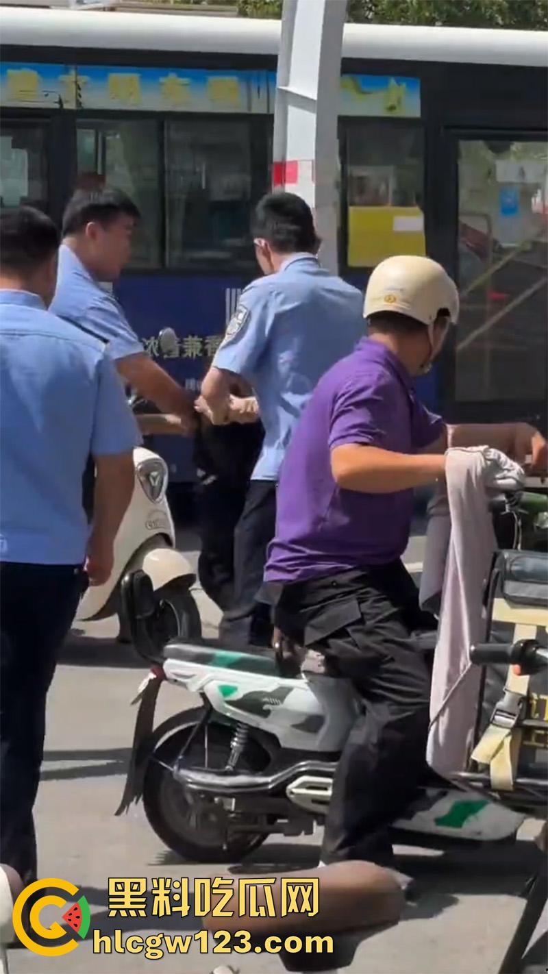 山东菏泽网红【玲玲宝贝】，因违停被贴罚单，爬上警车高声吼叫，拒不配合最终被强制带离现场！-8