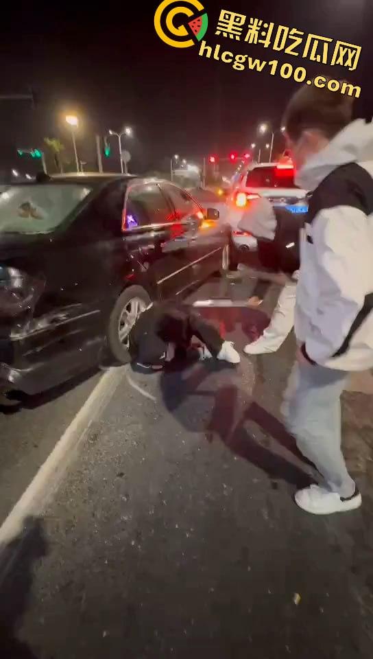 真人版罪恶都市!大马路沦为“死亡角斗场”,仇家飙车怒撞,一米多长“索命”刀狂舞-7