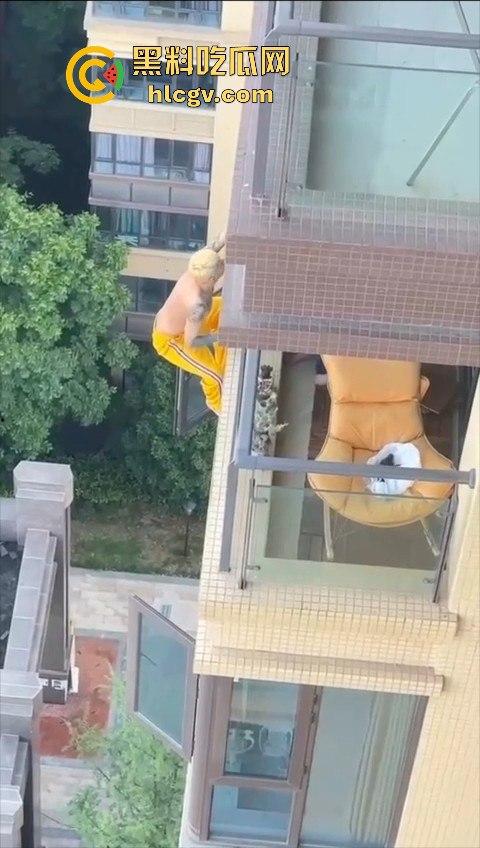 胆小慎入！倔种老黄偷情命都不要！老公查岗不进屋扒在12楼窗外，吓得脚软摔下去，逼再香也不值啊！