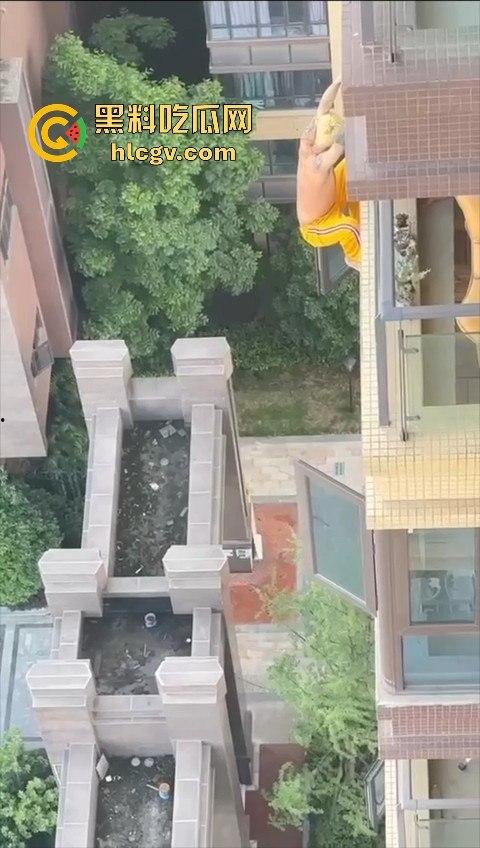 胆小慎入!倔种老黄偷情命都不要!老公查岗不进屋扒在12楼窗外,吓得脚软摔下去,逼再香也不值啊!-2