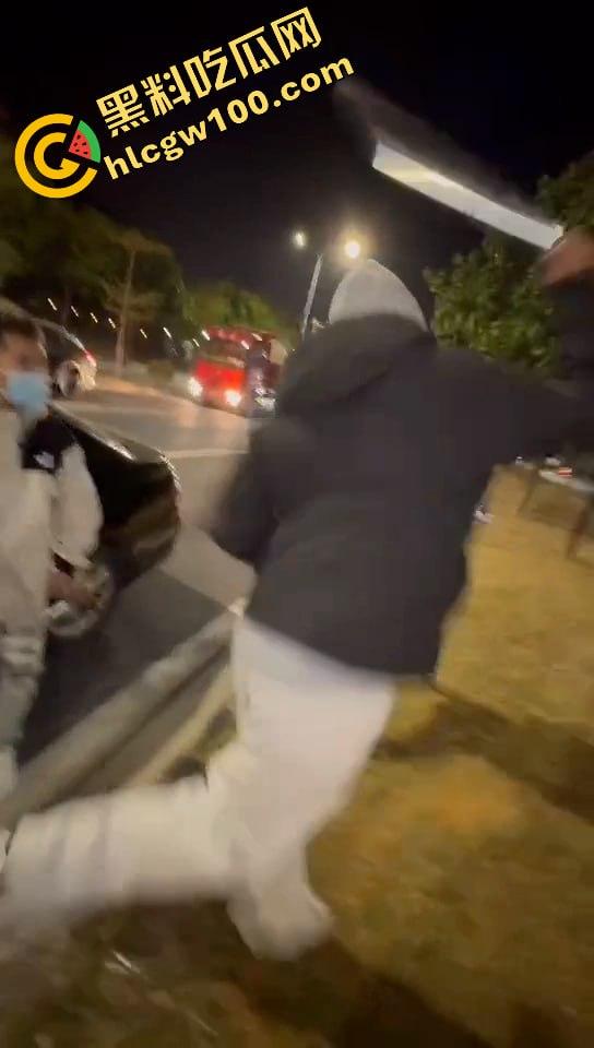 真人版罪恶都市!大马路沦为“死亡角斗场”,仇家飙车怒撞,一米多长“索命”刀狂舞-8