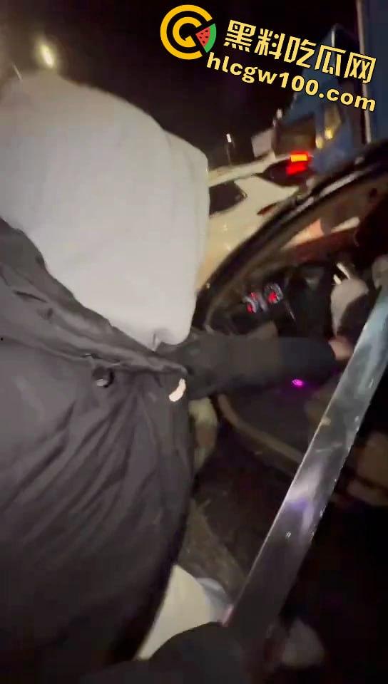 真人版罪恶都市!大马路沦为“死亡角斗场”,仇家飙车怒撞,一米多长“索命”刀狂舞-12