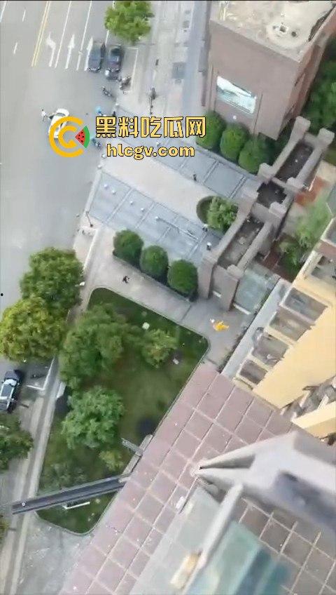 胆小慎入!倔种老黄偷情命都不要!老公查岗不进屋扒在12楼窗外,吓得脚软摔下去,逼再香也不值啊!-8