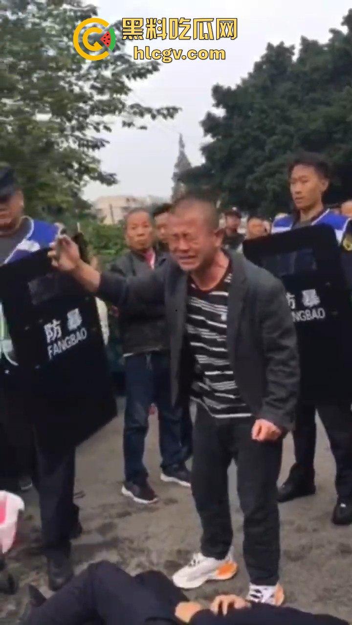 卖鱼商贩与城管爆发冲突！剪刀挥舞，两名城管被推倒，金牛区城管局称现场混乱不堪！