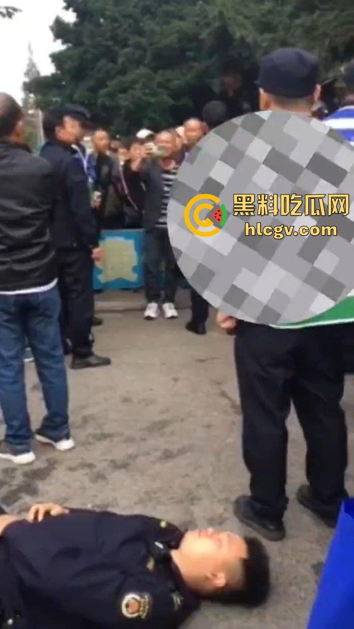 卖鱼商贩与城管爆发冲突！剪刀挥舞，两名城管被推倒，金牛区城管局称现场混乱不堪！-4