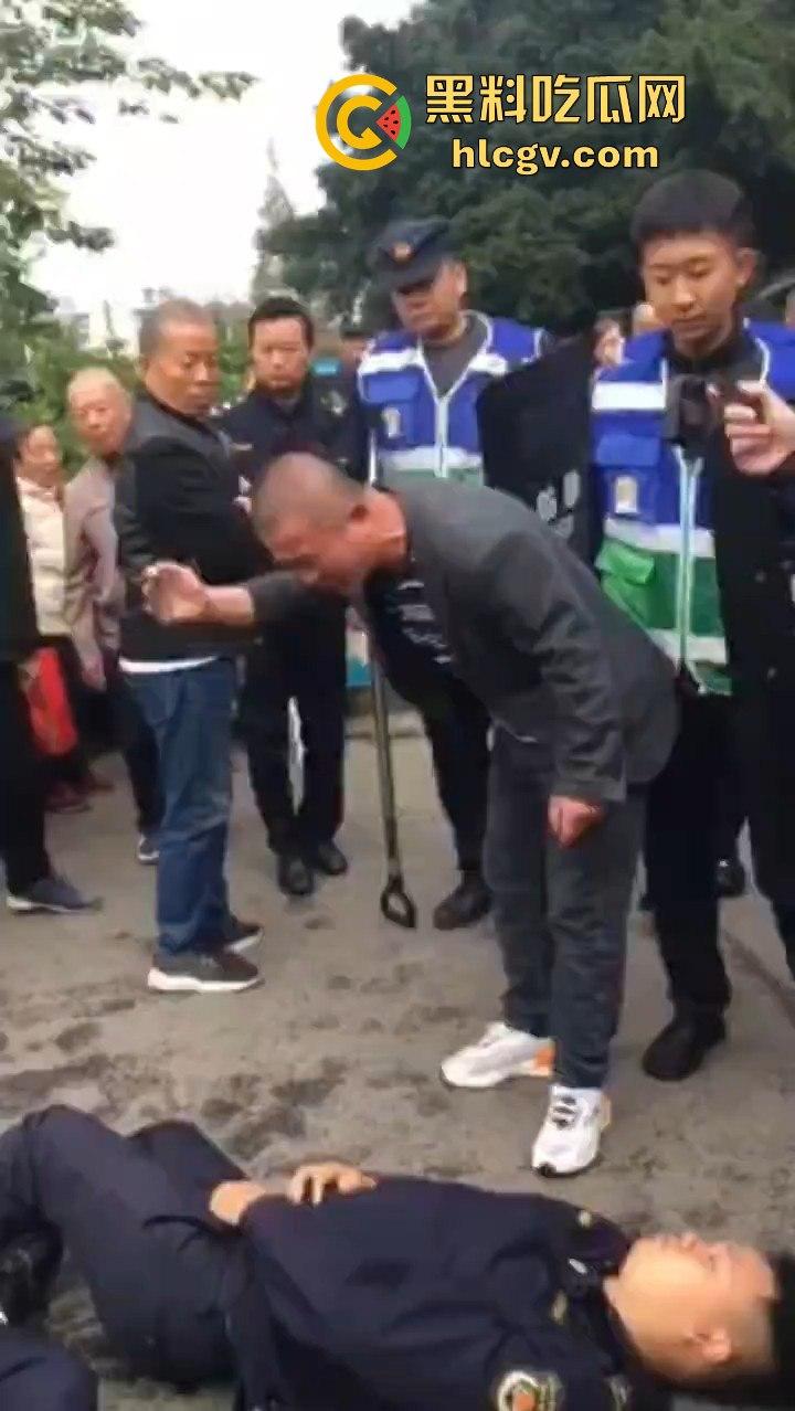 卖鱼商贩与城管爆发冲突！剪刀挥舞，两名城管被推倒，金牛区城管局称现场混乱不堪！-5