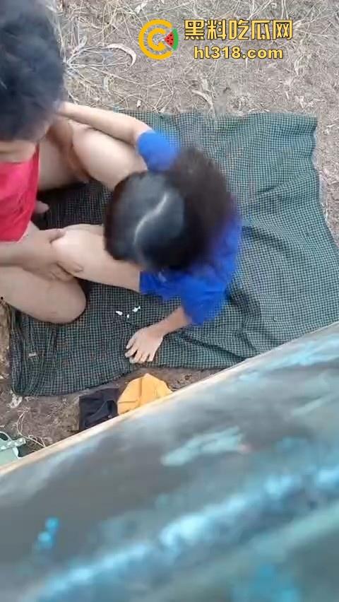 年轻情侣户外野战,衣服围裙一铺倒地就是干,无套猛入花式爆操,画面香艳又刺激!-3