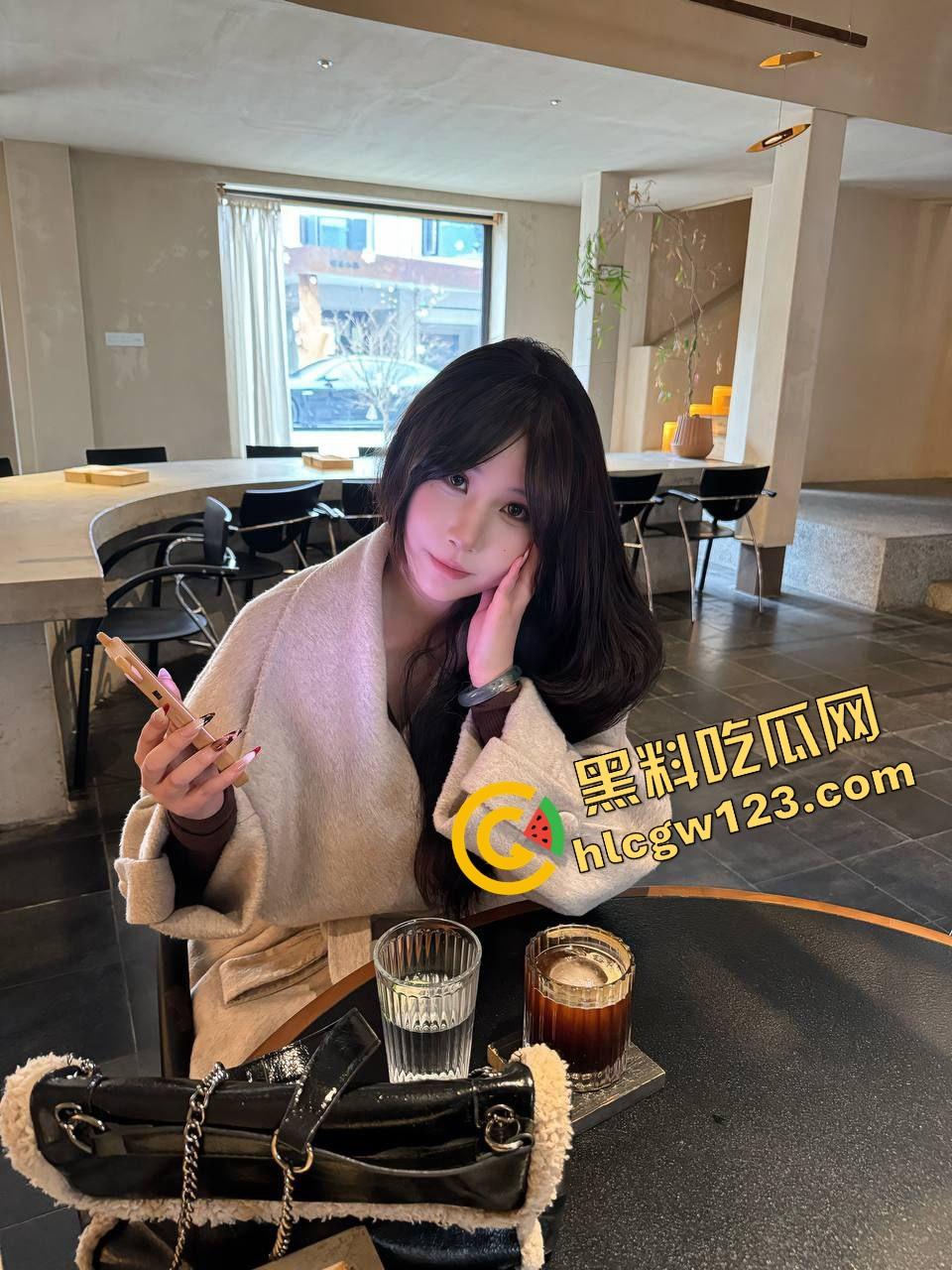 PK打到奶子都掉出来了，快手精神妹转战抖音，一局一露，每输一场掉一件各种露奶局！