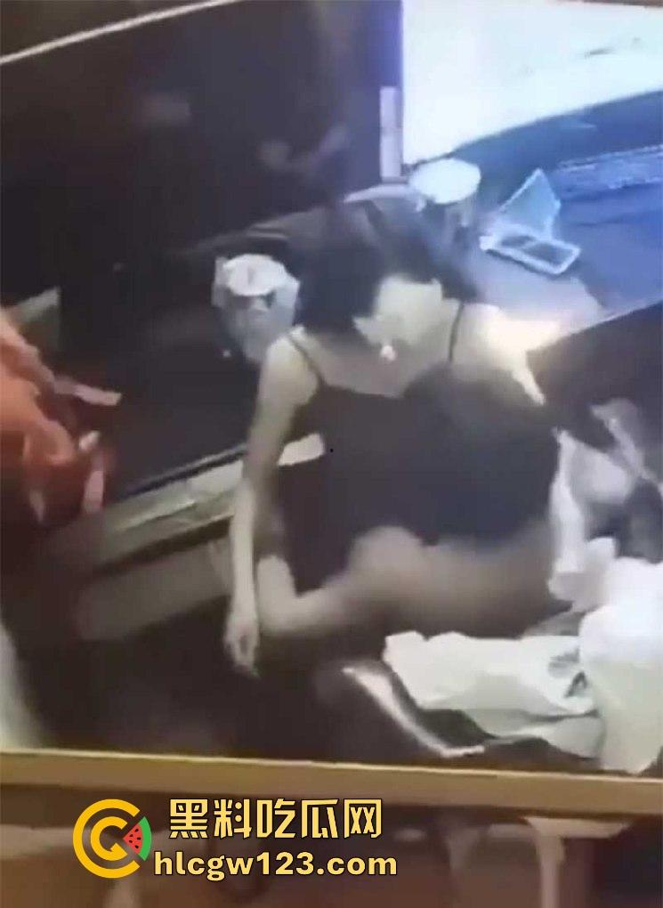 逆天小情侣在网吧做爱还挑衅网管，坐在电竞椅卖弄骚姿 内容炸裂！-6