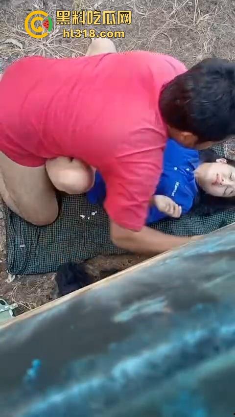 年轻情侣户外野战,衣服围裙一铺倒地就是干,无套猛入花式爆操,画面香艳又刺激!-4