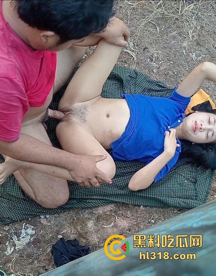 年轻情侣户外野战,衣服围裙一铺倒地就是干,无套猛入花式爆操,画面香艳又刺激!-10