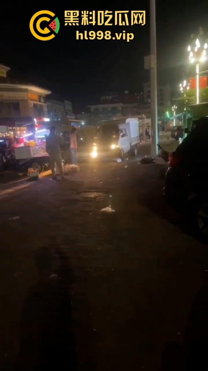 摆个摊你拼什么命啊? 广东女老板为争摊位被男子当街砍杀 视频曝光血腥砍头过程-4