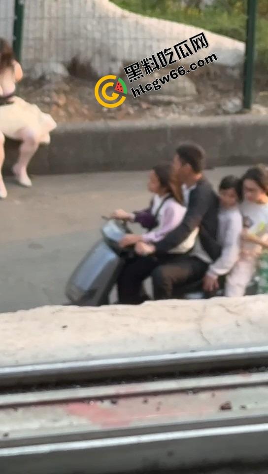 微胖美女整理奶罩全程高能！肉弹战车缓缓启动，这晃动幅度不是谁的内衣都扛得住的！