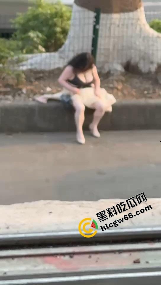 微胖美女整理奶罩全程高能！肉弹战车缓缓启动，这晃动幅度不是谁的内衣都扛得住的！-2