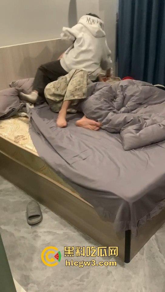 绿茶女炮台酒店开房偷吃带闺蜜围观!边炫泡面边看日逼大片,男友破门怒吼捉奸全程被录!-5