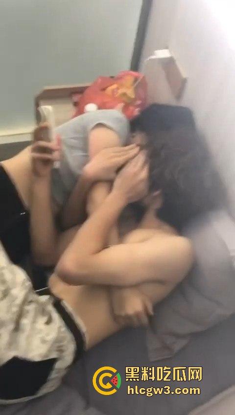 绿茶女炮台酒店开房偷吃带闺蜜围观!边炫泡面边看日逼大片,男友破门怒吼捉奸全程被录!-6