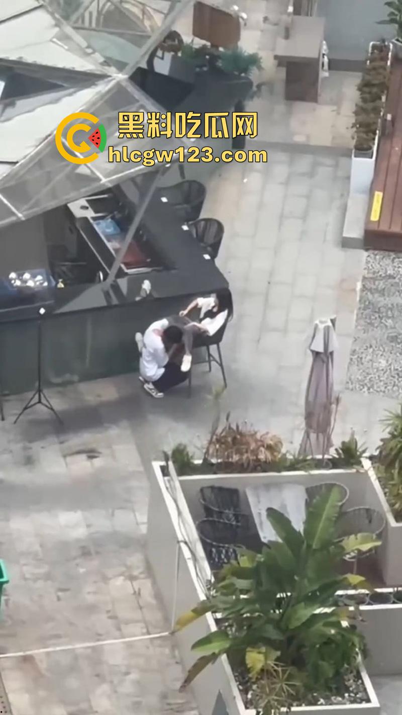 杭州情侣当众扣逼，趁私下无人激情玩穴，女孩面红耳赤未拒绝，结果却被高层瓜友偷拍曝光！