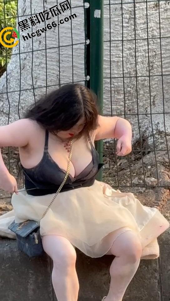 微胖美女整理奶罩全程高能！肉弹战车缓缓启动，这晃动幅度不是谁的内衣都扛得住的！-8