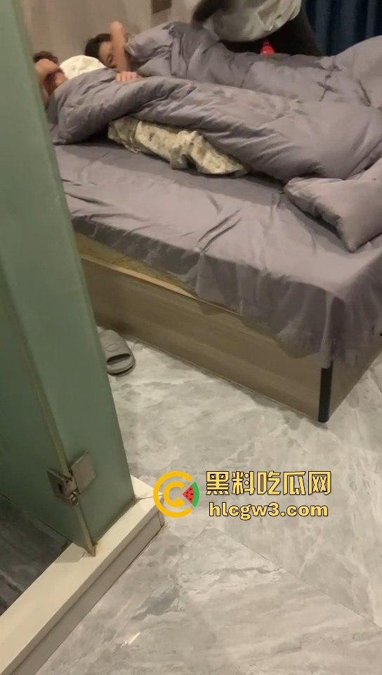 绿茶女炮台酒店开房偷吃带闺蜜围观!边炫泡面边看日逼大片,男友破门怒吼捉奸全程被录!-7
