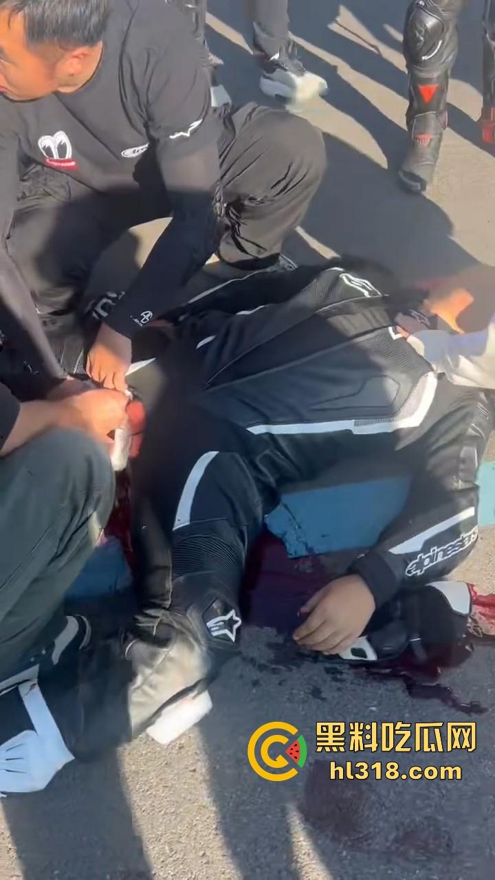 又一位机车少年变少女,男子驾驶机车失控蛋刹落地,皮裤秒变开裆裤,好心车友按蛋抢救!-3