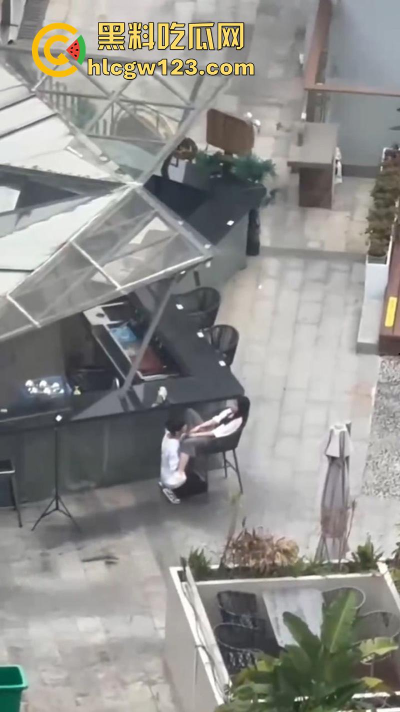 杭州情侣当众扣逼,趁私下无人激情玩穴,女孩面红耳赤未拒绝,结果却被高层瓜友偷拍曝光!-3