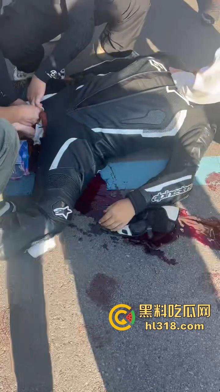 又一位机车少年变少女,男子驾驶机车失控蛋刹落地,皮裤秒变开裆裤,好心车友按蛋抢救!-4
