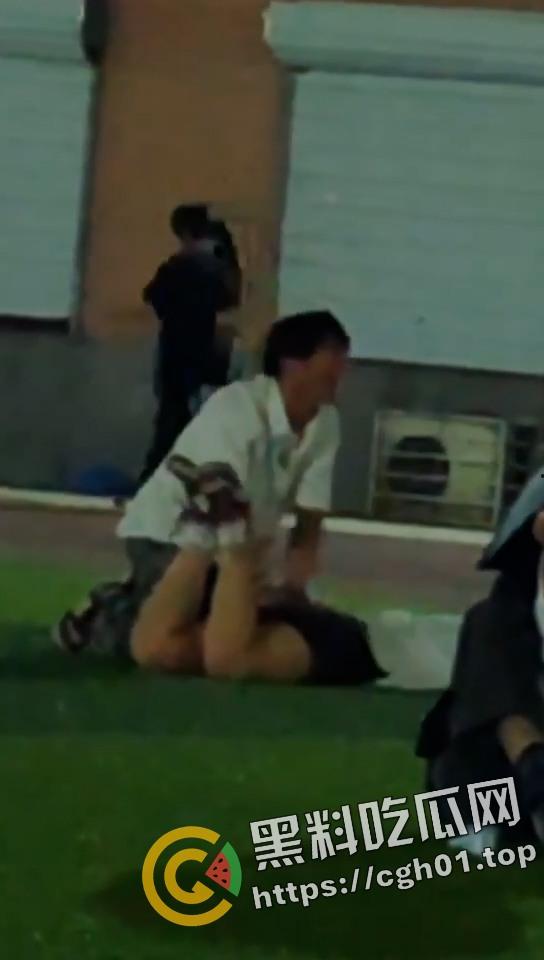 学校操场当众play  屁股做脸 后入猛扣 这怕不是已经放进去了