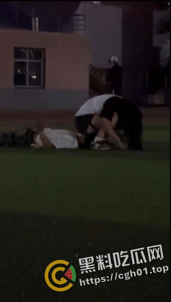 学校操场当众play 屁股做脸 后入猛扣 这怕不是已经放进去了-3