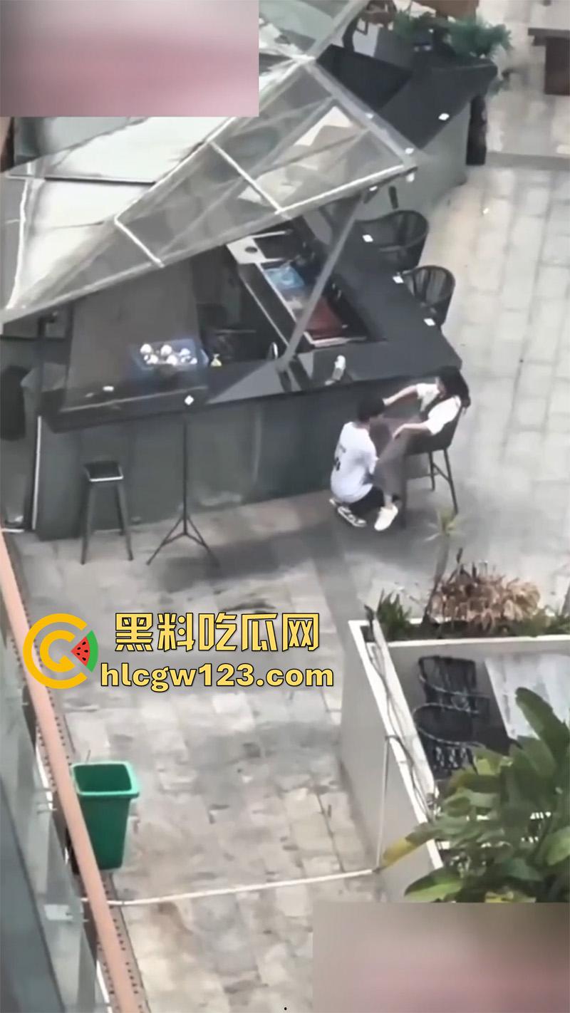 杭州情侣当众扣逼,趁私下无人激情玩穴,女孩面红耳赤未拒绝,结果却被高层瓜友偷拍曝光!-8