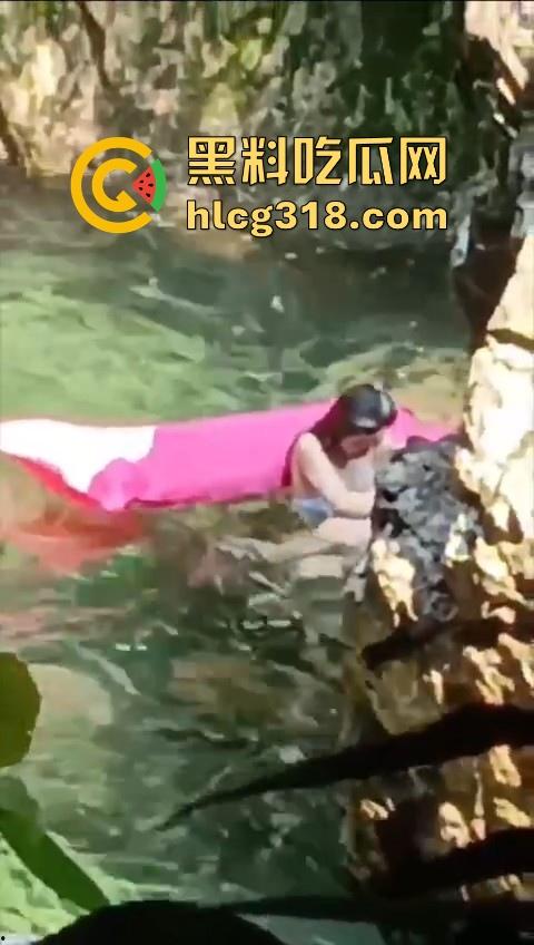 广东清远漂流惊现情侣水中干炮,女上男下疯狂骑乘,随着水浪节奏而动,画面刺激!-5