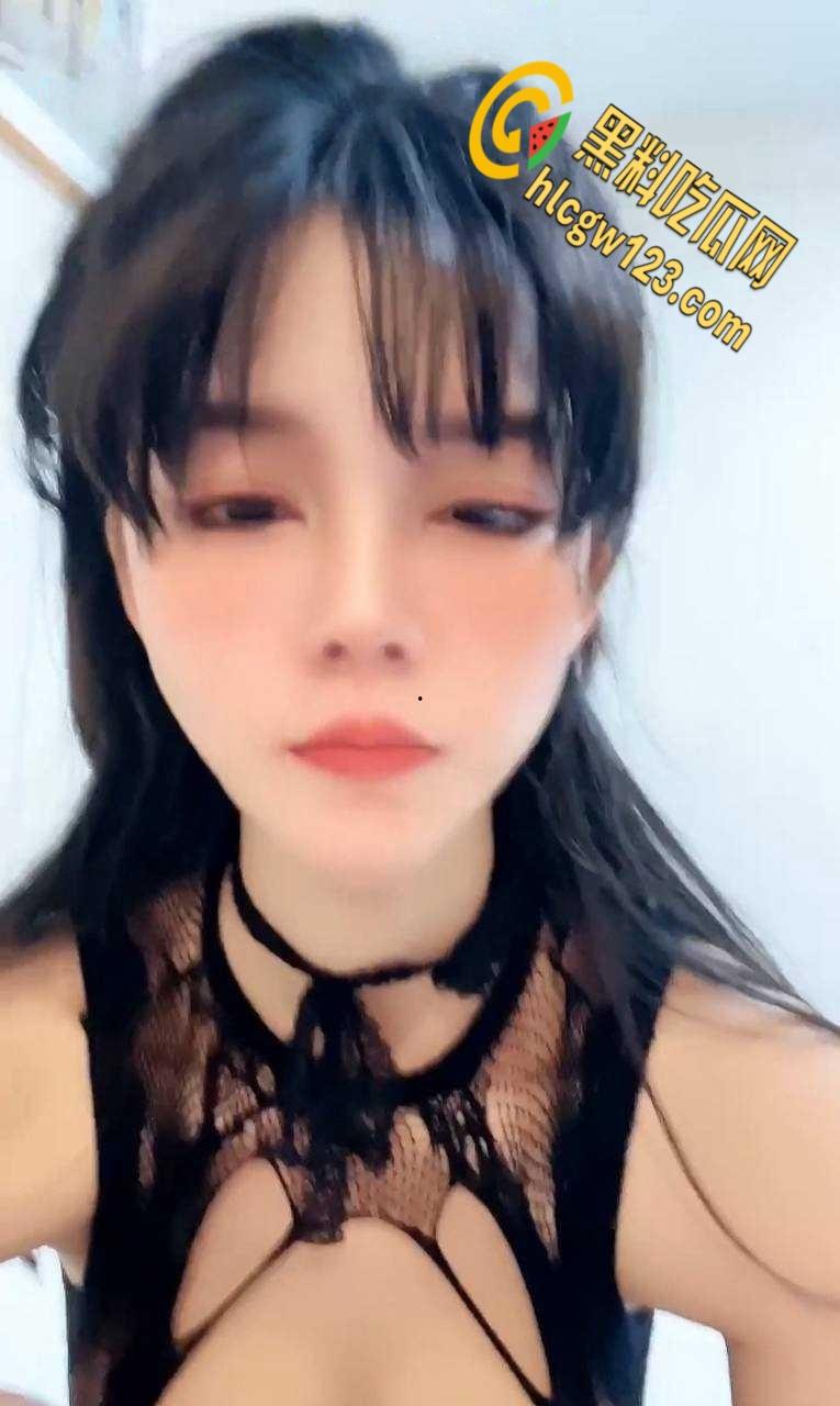 高颜值主播自慰抠逼，连体黑丝口球唾液拉丝，爆插喷水这不等着欠操吗！