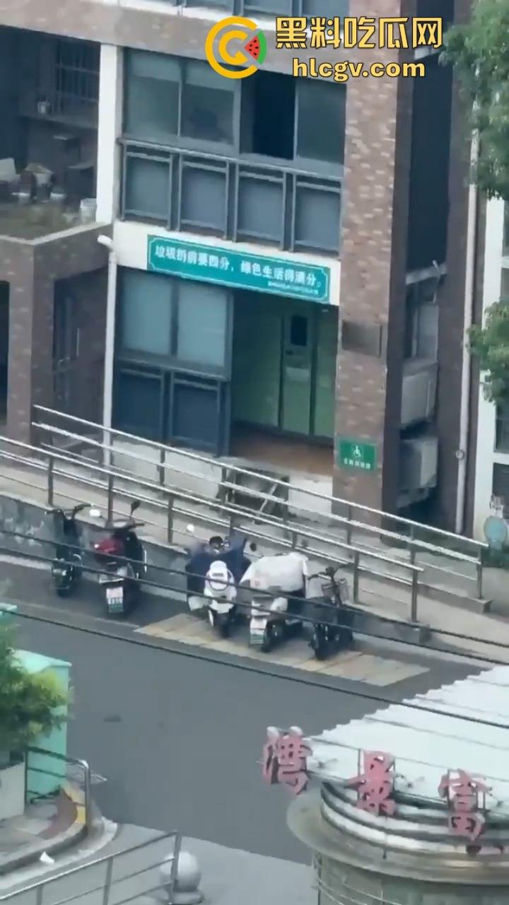 江苏大爷阳台练功不慎坠楼 挂窗户俩小时随风摇曳 视频曝光惊险瞬间