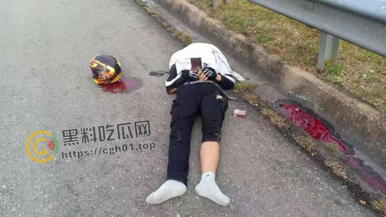 分头行动!男子骑摩托车玩手机被卡车冲撞 当场人头分离 现场血腥画面流出-4