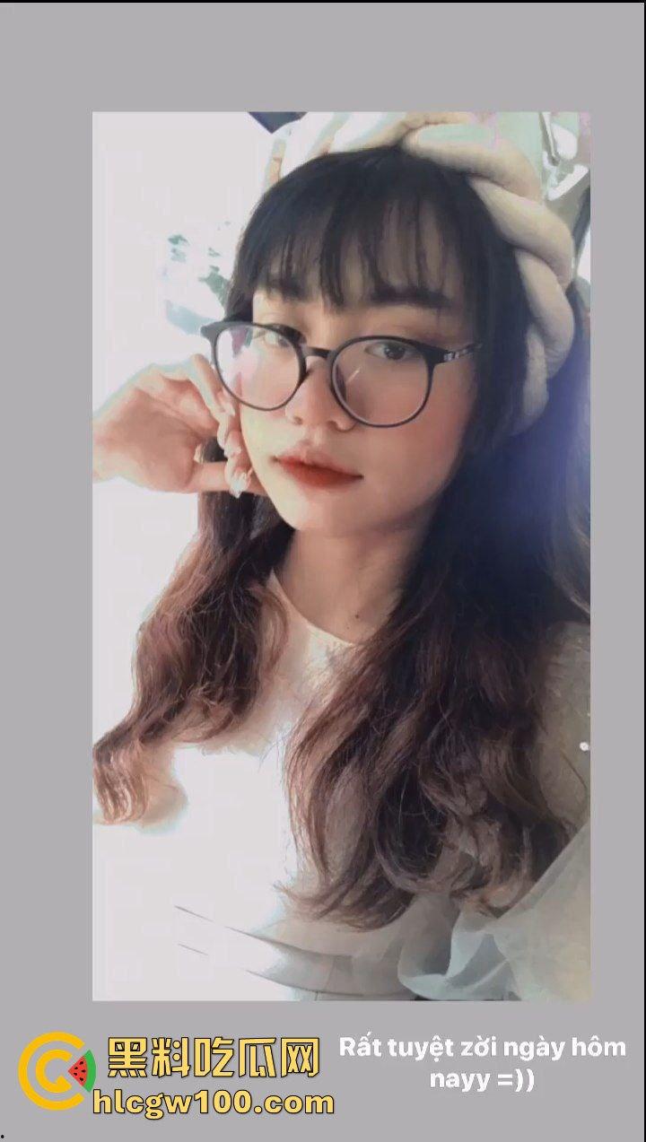 江西蓝天学院外联部副部长【刘小路】被男友爆出反差淫荡日常，大框眼镜下满满都是对巨屌的渴望。