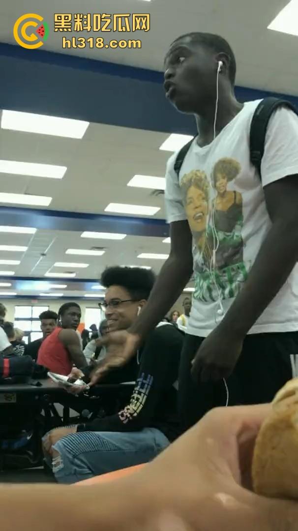 美国校园尼哥群殴现场曝光！堪比职业拳击MMA，真不讲道德，这么多人围殴一人！