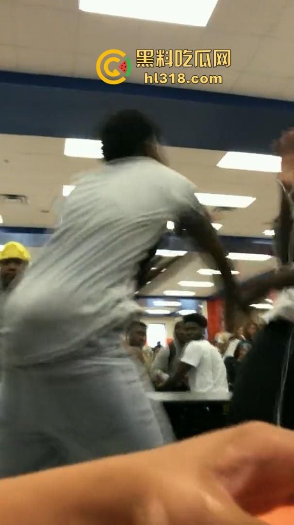 美国校园尼哥群殴现场曝光!堪比职业拳击MMA,真不讲道德,这么多人围殴一人!-2