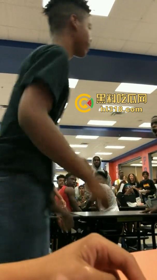 美国校园尼哥群殴现场曝光!堪比职业拳击MMA,真不讲道德,这么多人围殴一人!-3