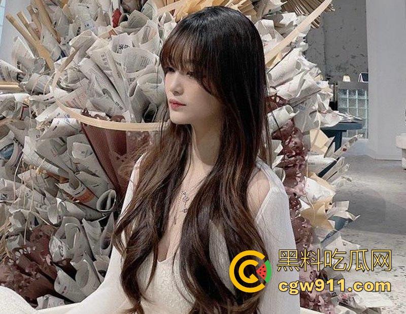 约炮深圳极品反差少女,纤手揉捏c罩杯逆天美乳,白丝渔网袜玉足摩擦,反差魅力无法抗拒!-2