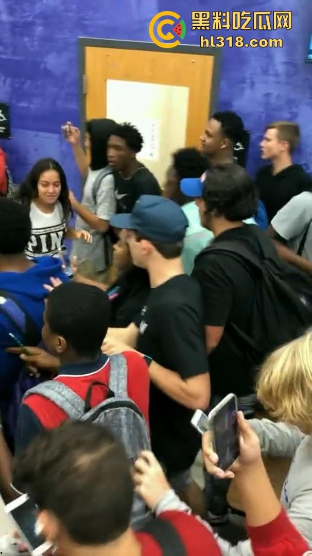 美国校园尼哥群殴现场曝光!堪比职业拳击MMA,真不讲道德,这么多人围殴一人!-6