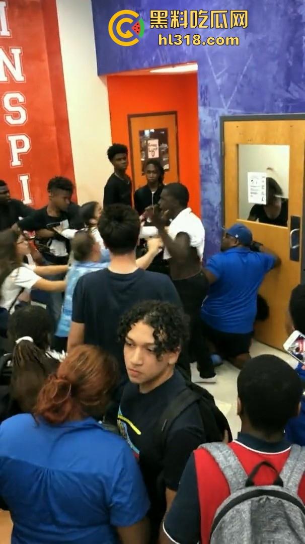 美国校园尼哥群殴现场曝光!堪比职业拳击MMA,真不讲道德,这么多人围殴一人!-7