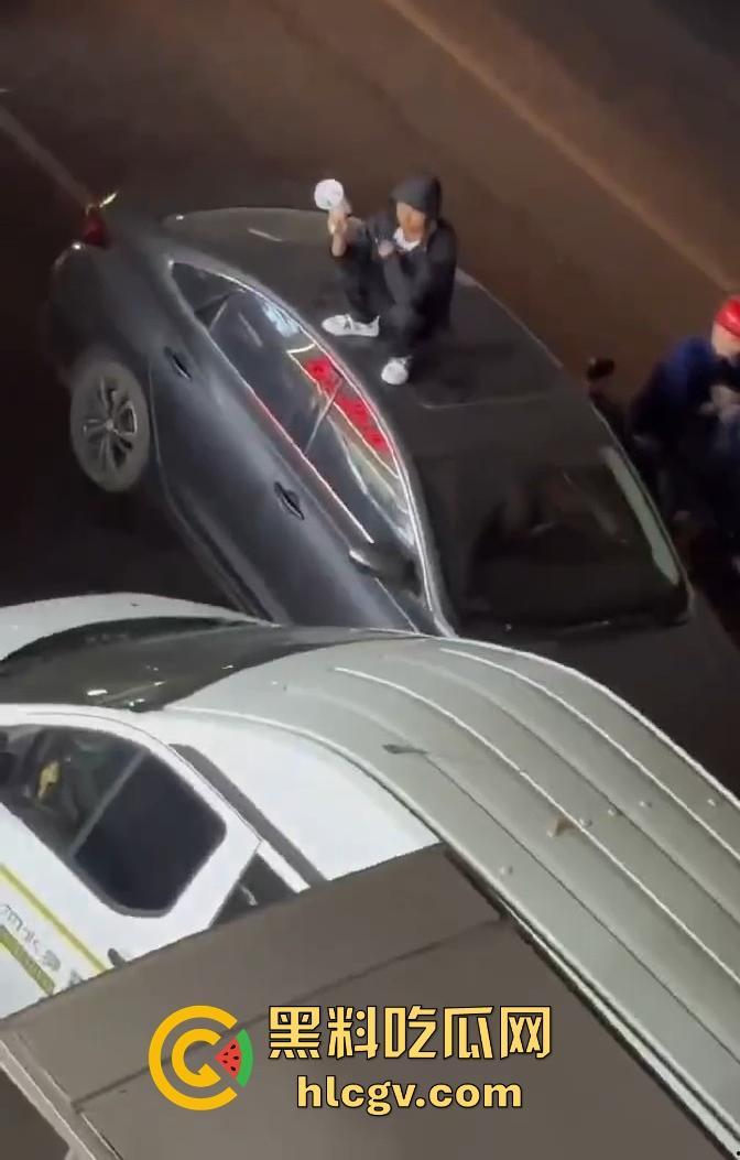 义乌惊现纯爱战士大闹街头！从福建狂奔而来，只为站车顶用喇叭当街告白分手女友！