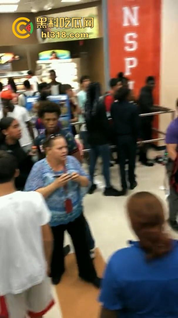 美国校园尼哥群殴现场曝光!堪比职业拳击MMA,真不讲道德,这么多人围殴一人!-10